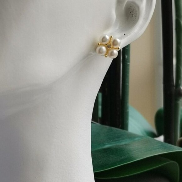 White cultured pearl stud earrings with white Sapphire in 14k gold - Picture 2 of 7